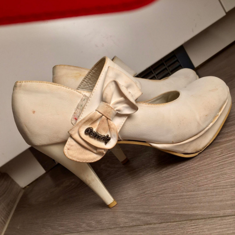 Very used white shoes